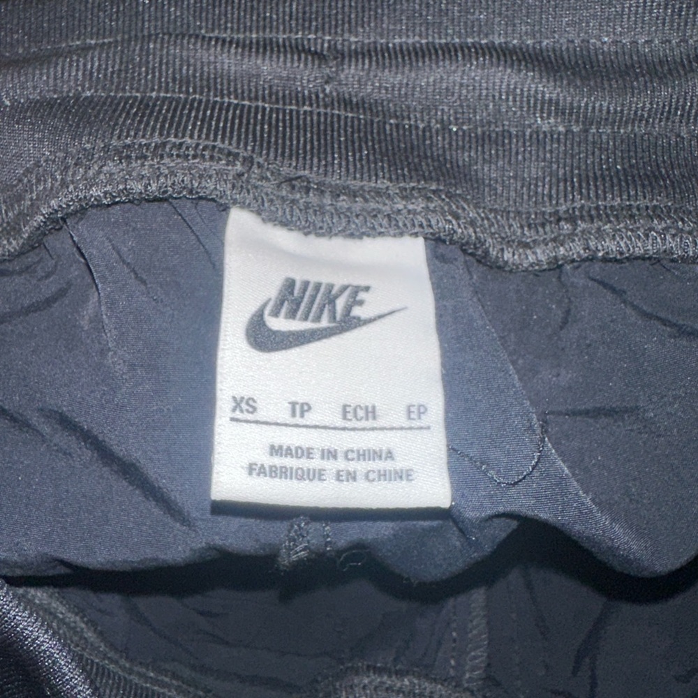 Nike Women’s Black Joggers with Sherpa outer-lined pockets. - Picture 2 of 4